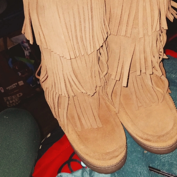 Manitobah Mukluks - Picture 1 of 4